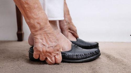 上海老人穿国产鞋子视频,上海老人穿鞋视频引发热议